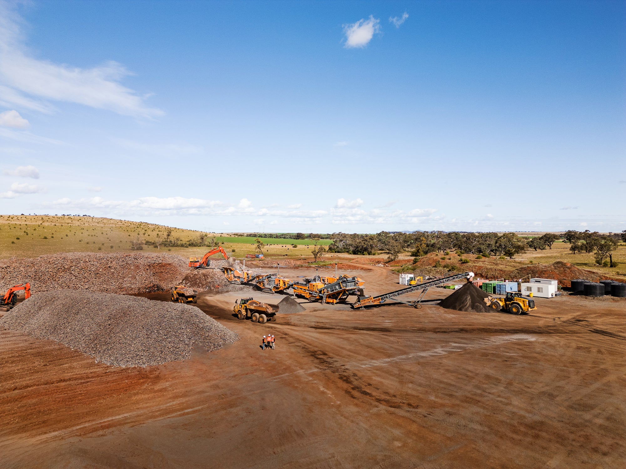 An excavator feeding material into a mobile crushing plant